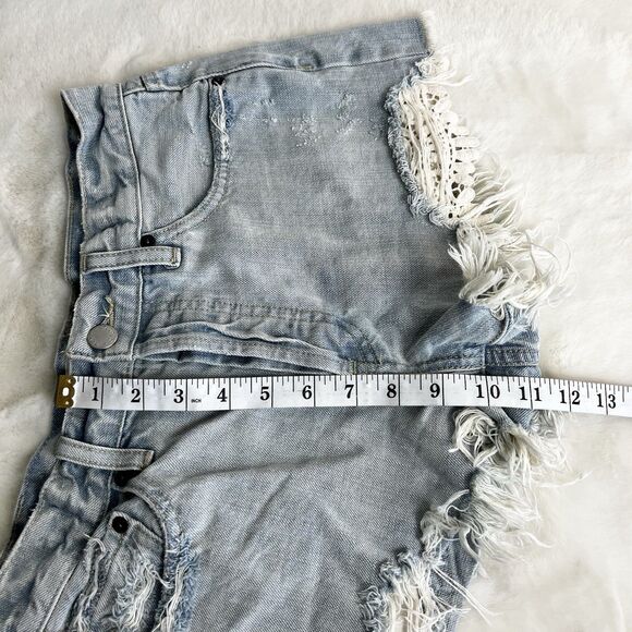 Free People Daisy Chain Lace Cutoff Button Fly Jean Shorts Light Wash Women’s 27 - Picture 11 of 12
